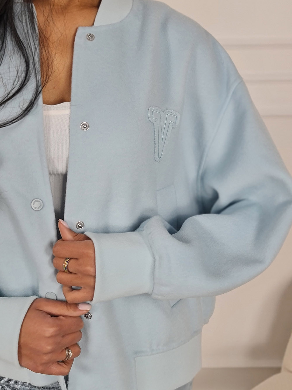 Бомбер Vicolo на кнопках с буквой v голубой , фотография №3