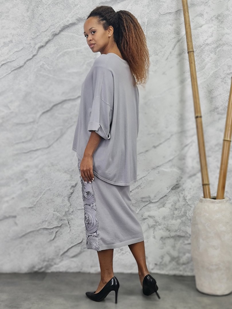 Костюм BEAUTY WOMEN джемпер и юбка с объемными цветами серый, фотография №3