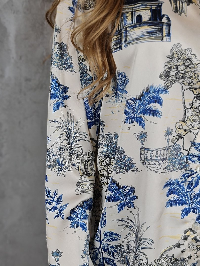 Рубашка Naiif атласная с голубым принтом зданий и растений молочная, фотография №7