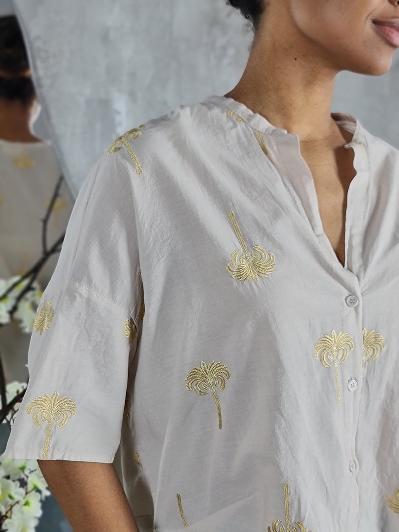 Рубашка Vicolo воздушная с заявязками с вышитыми пальмами бежевая, фотография №3