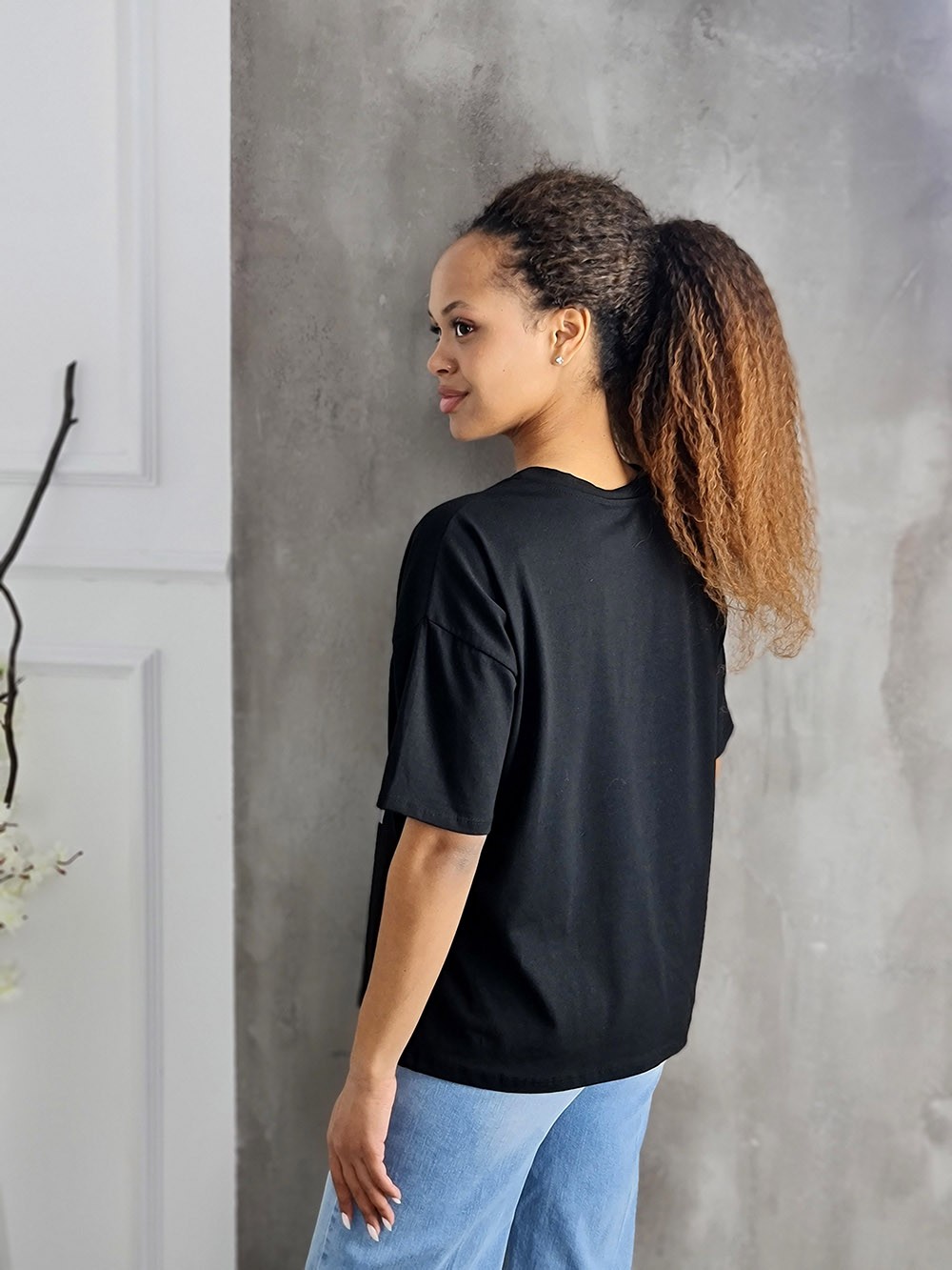 Футболка ONE LOVE с принтом девушки и жемужинками черная, фотография №2