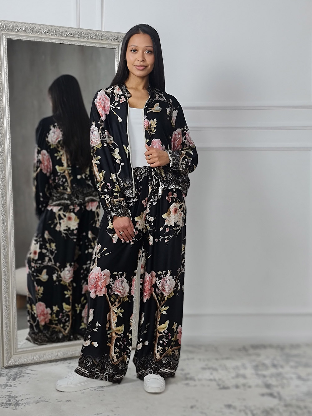 Костюм New Colletcion атласный с принтом цветы черный, фотография №1