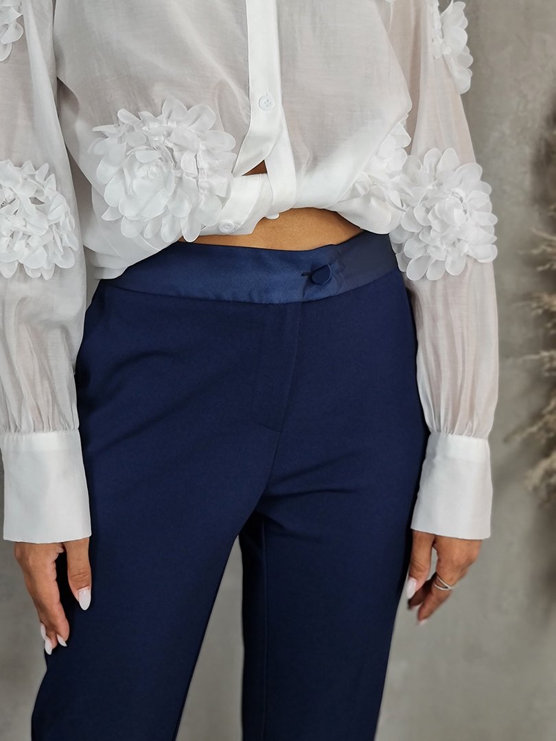 Брюки Imperial с атласным поясом на пуговице темно-синие , фотография №4