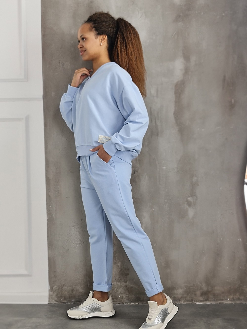 Костюм ONE LOVE свитшот с V-образным вырезом и брюки голубой, фотография №2