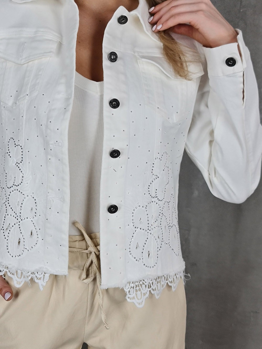 Джинсовая куртка Miss Kiss со стразами и кружевом молочная, фотография №2