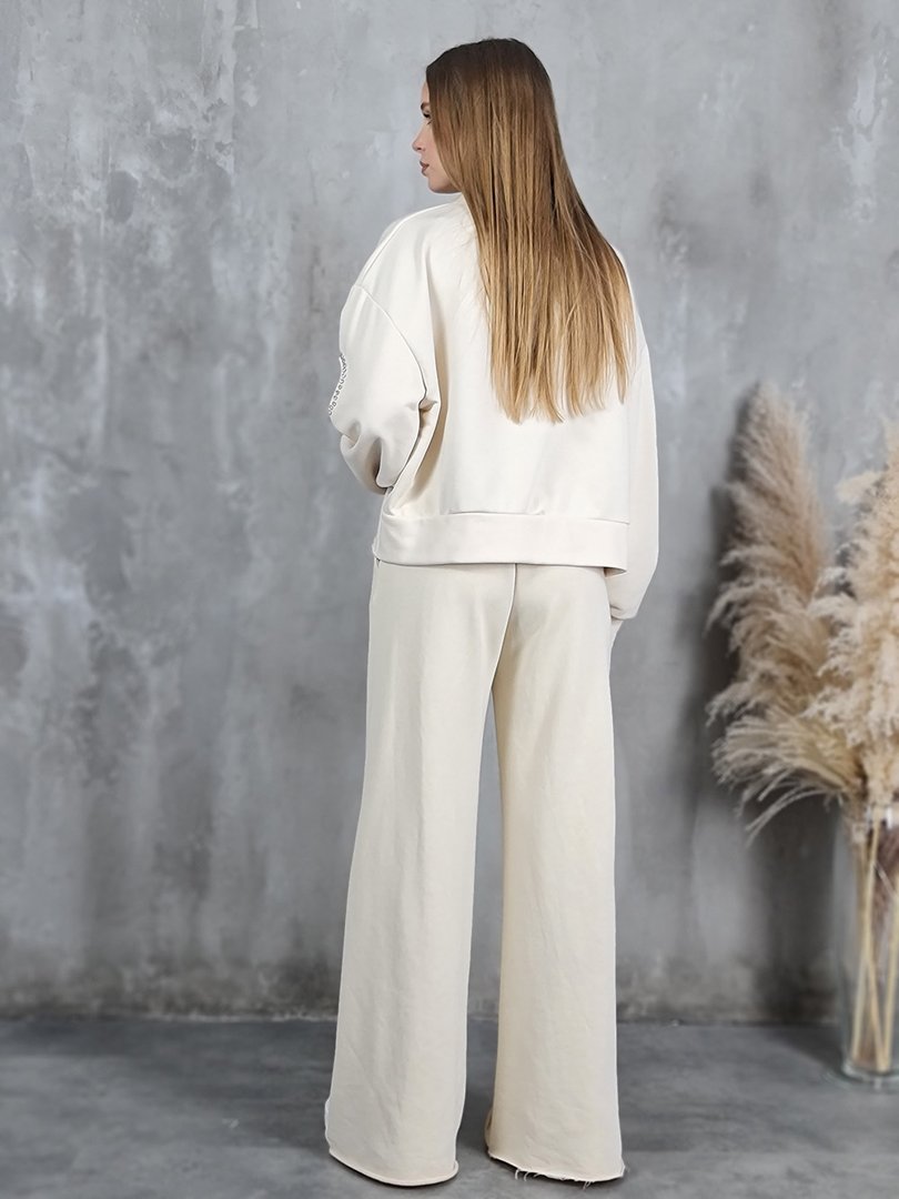 Костюм MIHO'S свитшот с прорезями и стразами на рукавах и брюки бежевый, фотография №2