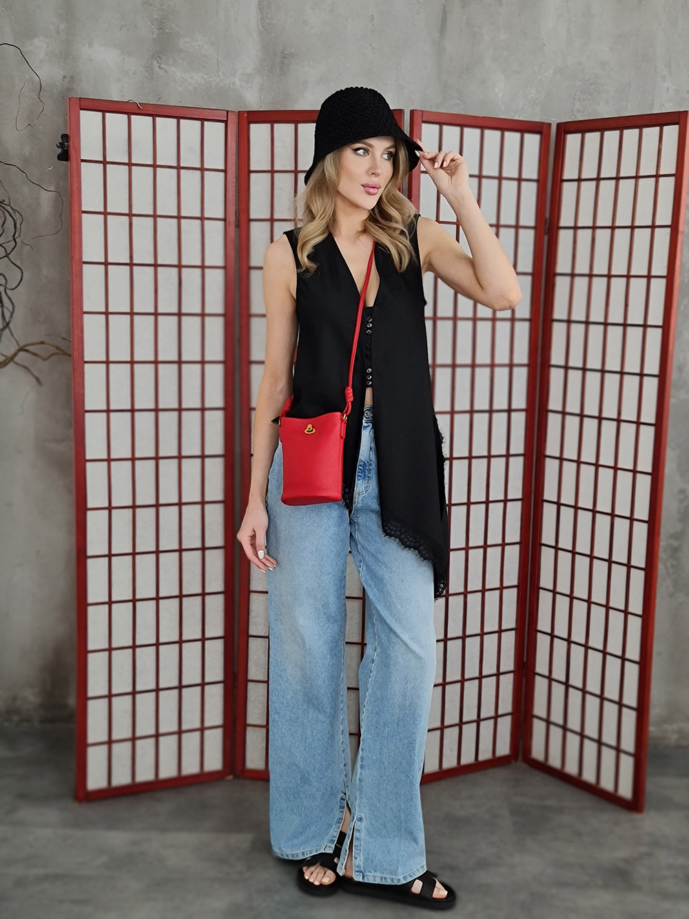 Сумка мини с круглой вставкой золотой красная , фотография №3