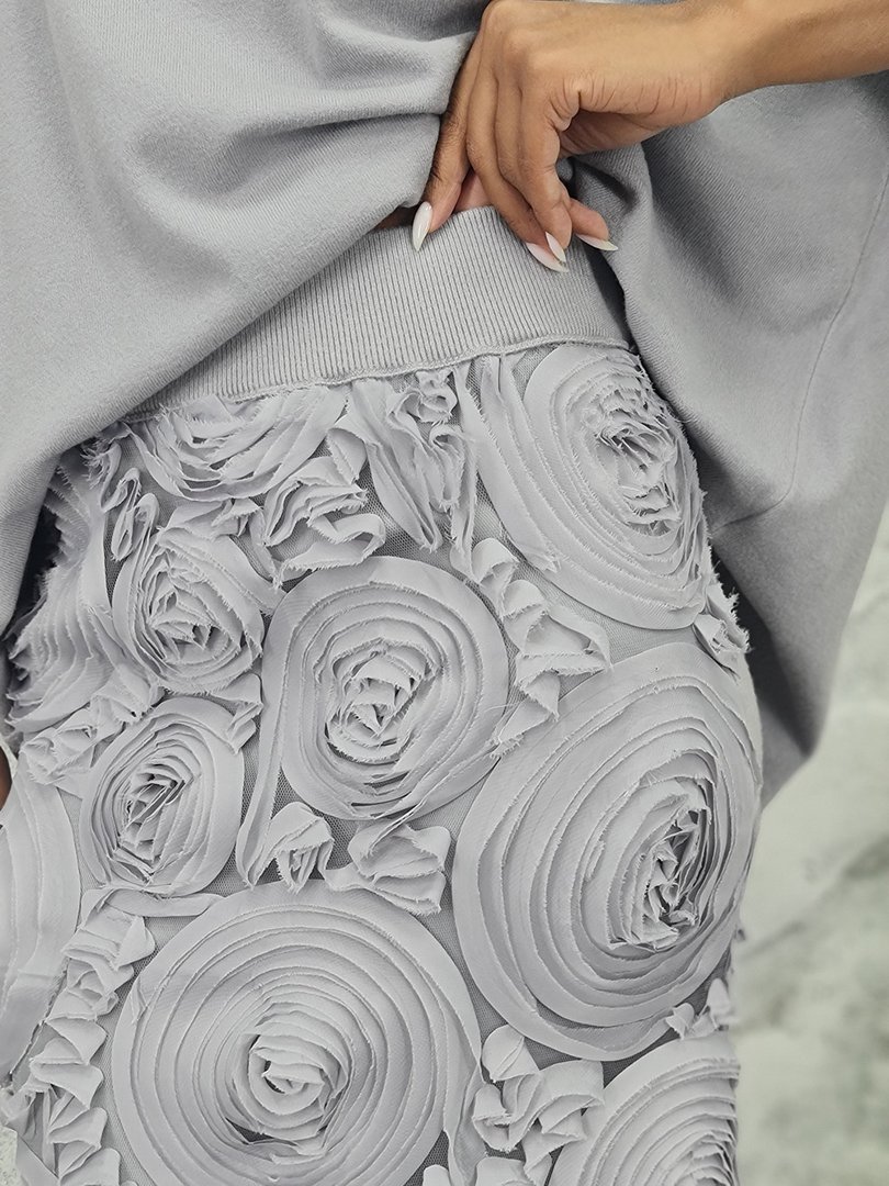 Костюм BEAUTY WOMEN джемпер и юбка с объемными цветами серый, фотография №4