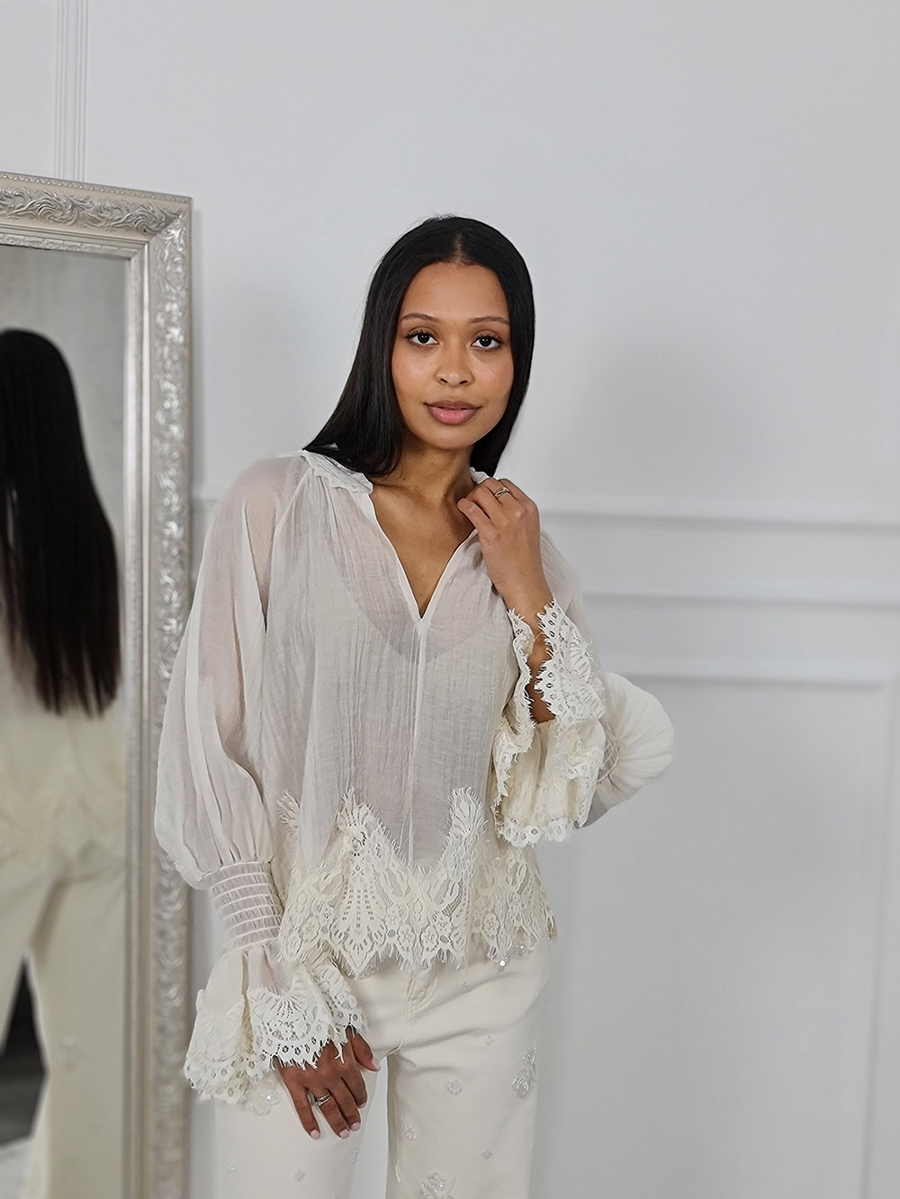 Блузка Mitica с кружевом по краям с манжетами молочная , фотография №1