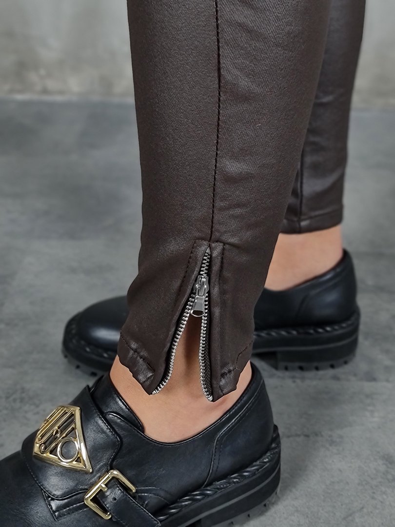 Брюки 3D Denim из экокожи с молниями внизу шоколад , фотография №3