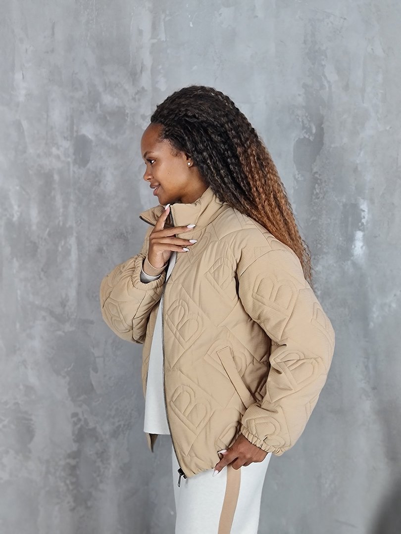 Куртка Barbara Alvisi с буквами и высокой молнией песочная, фотография №2