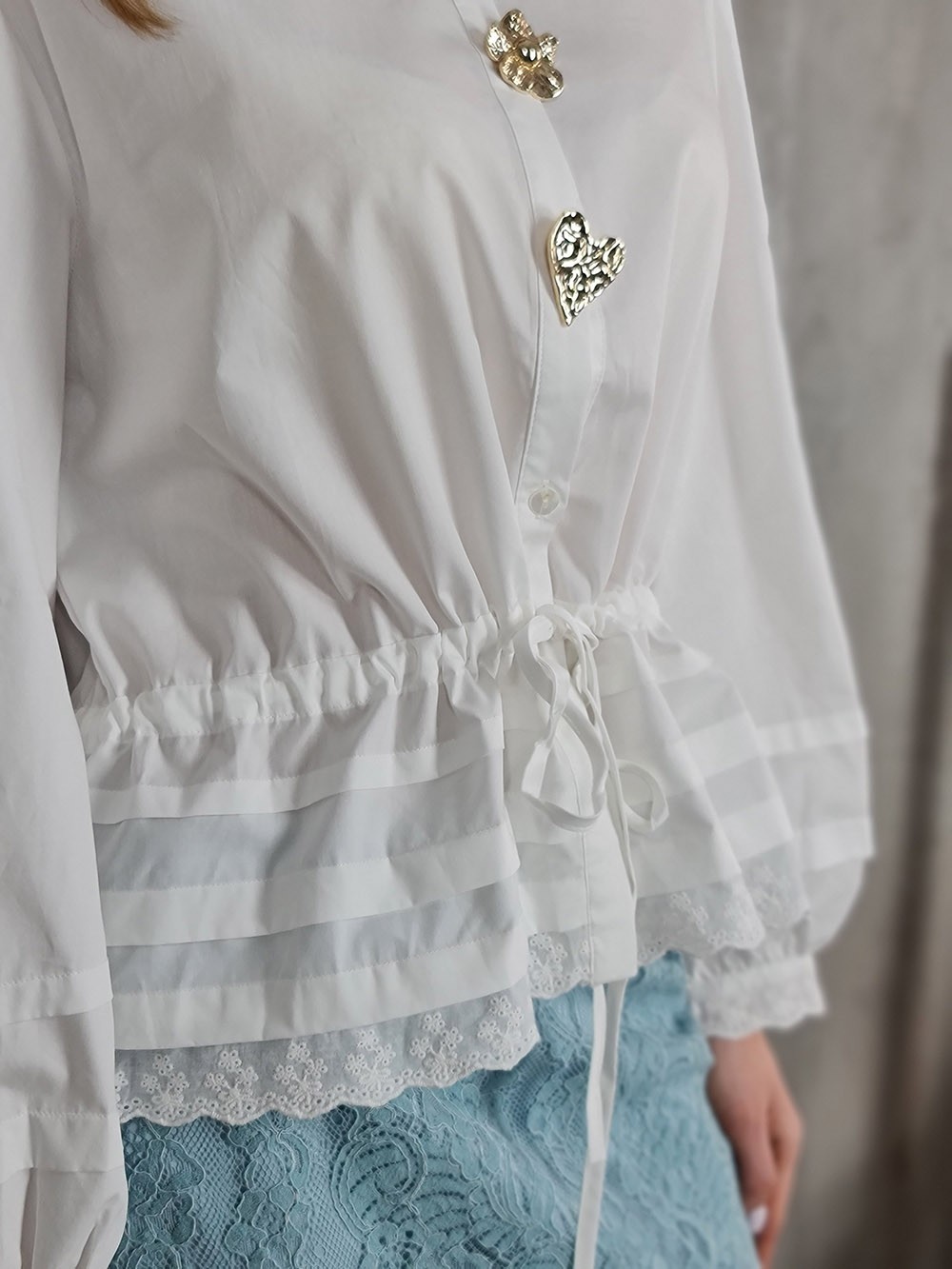 Рубашка LIVAN'S с золотыми сердечками на пуговицах белая, фотография №3