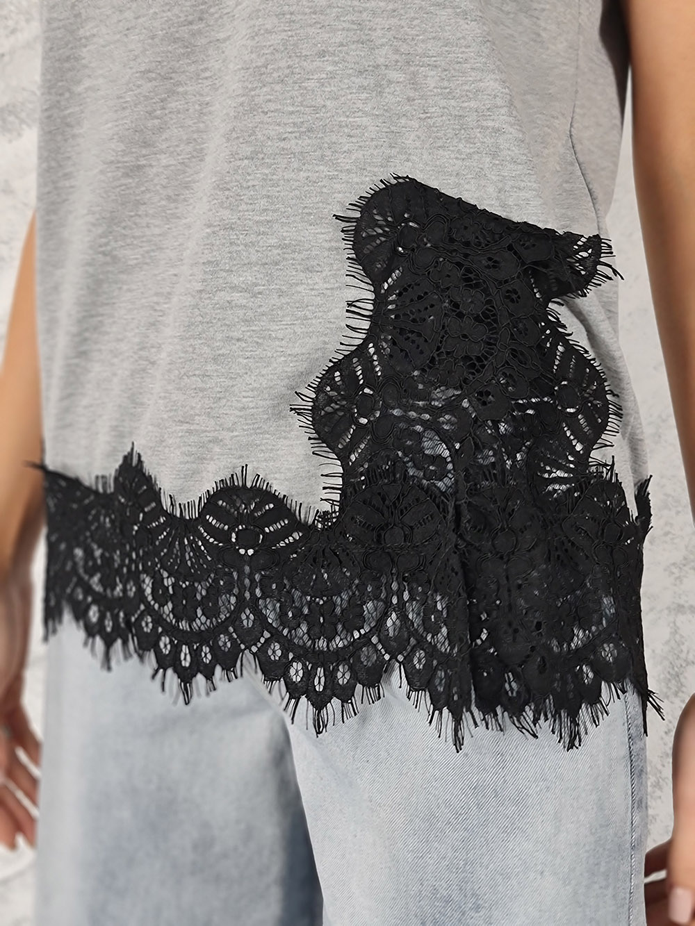 Футболка Mitica&Co. с кружевом снизу серая, фотография №2