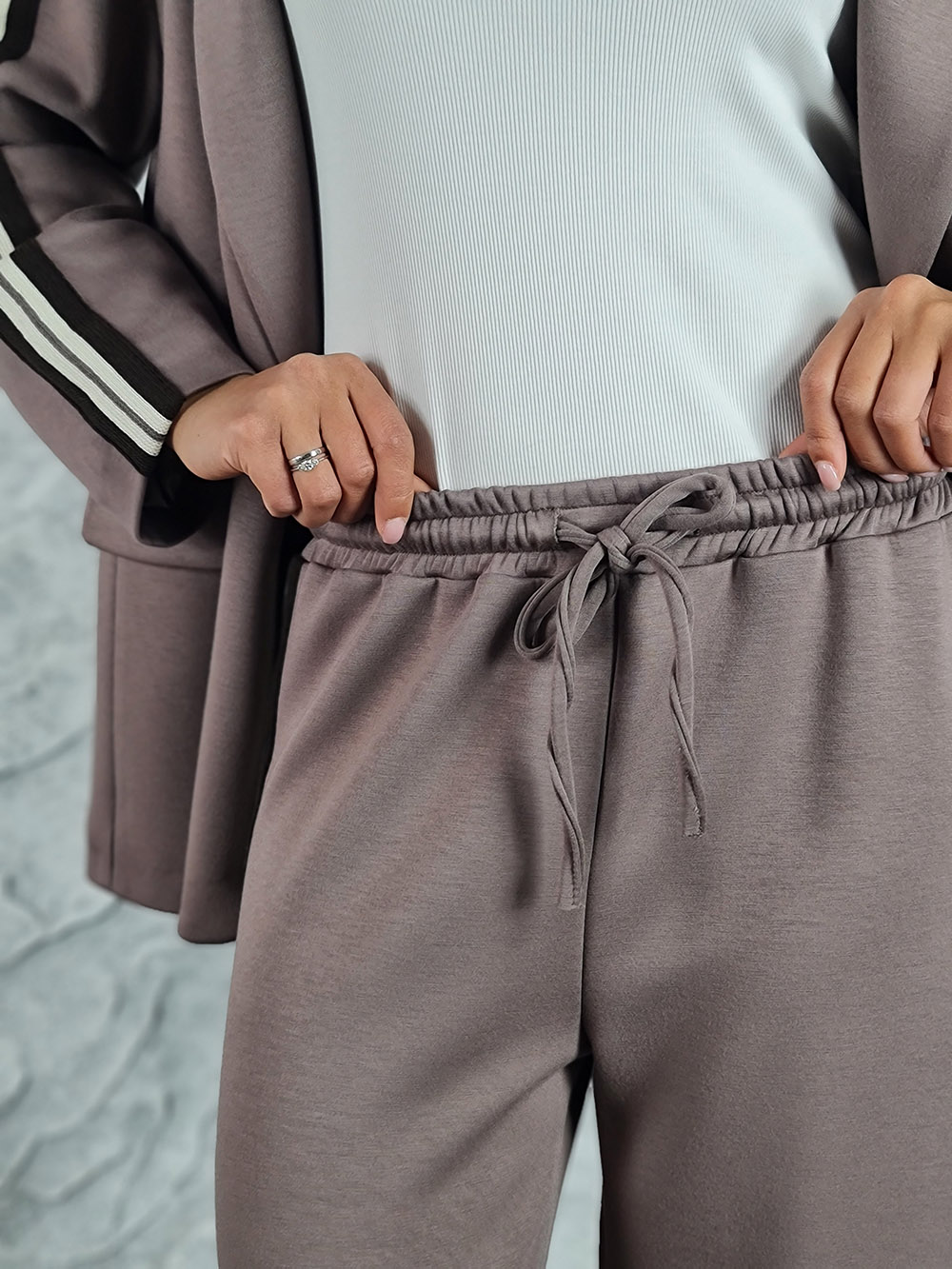 Костюм трикотажный Barbara Alvisi пиджак и брюки тауп, фотография №4