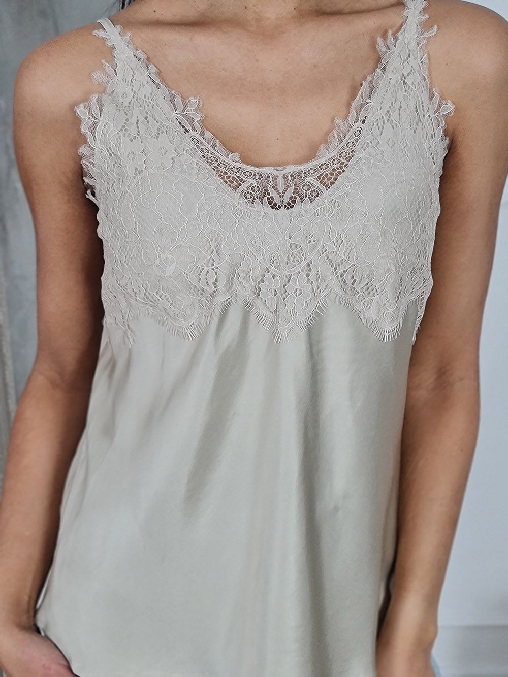 Топ на бретелях CLOTHÉ с кружевом на груди бежевый, фотография №2