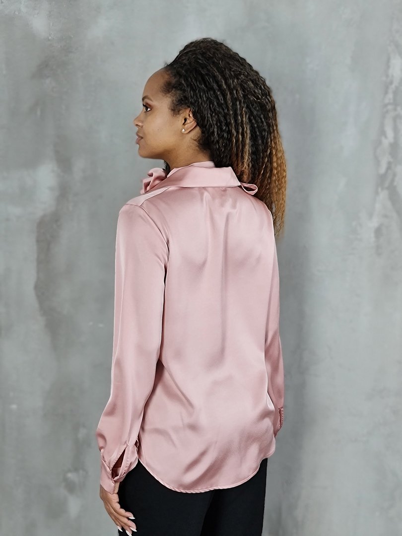 Блузка Angela Davis атласная с украшением на шею "Роза" розовая, фотография №3