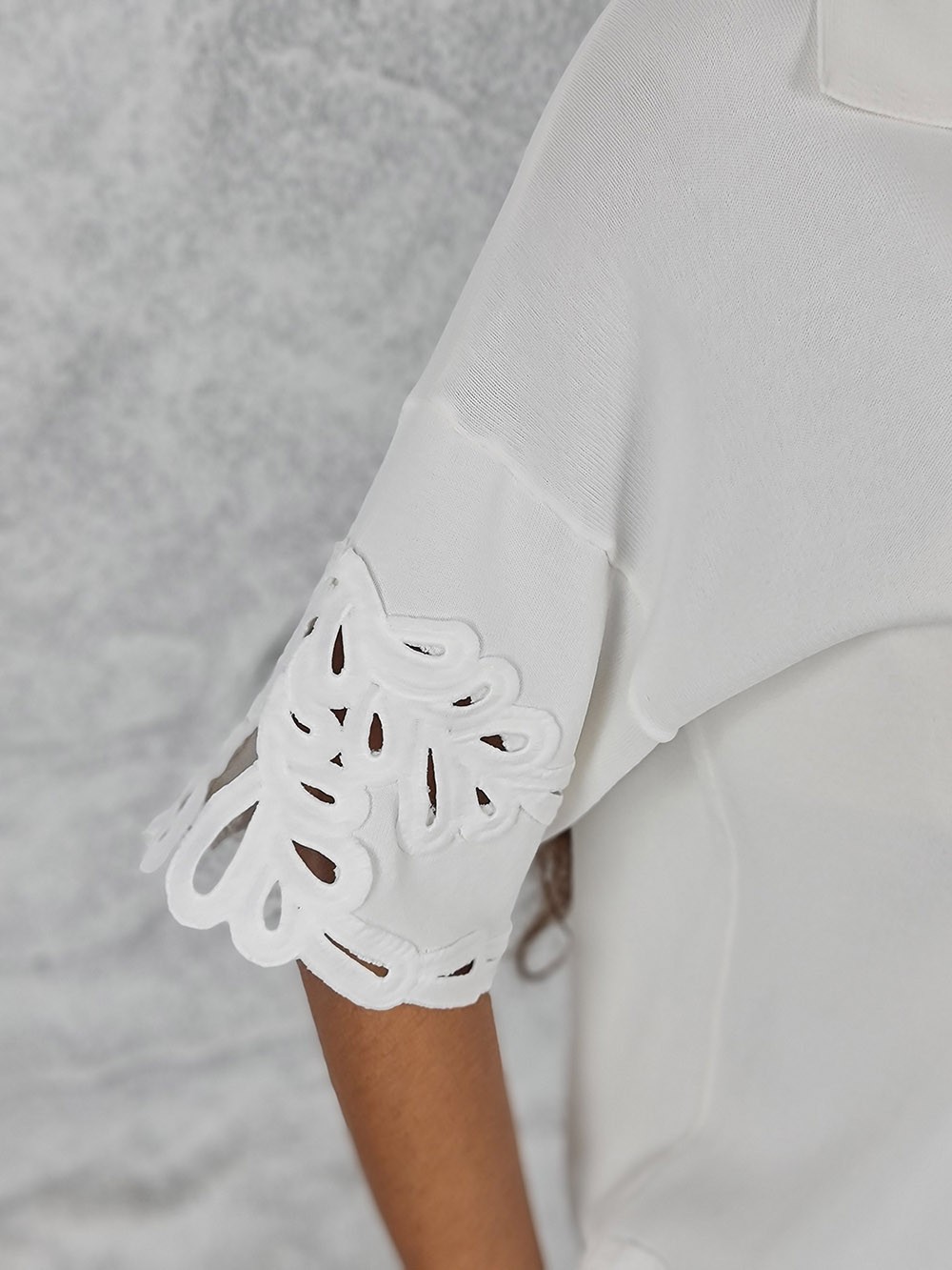 Поло Lara с вышивкой на рукавах и снизу белое, фотография №3