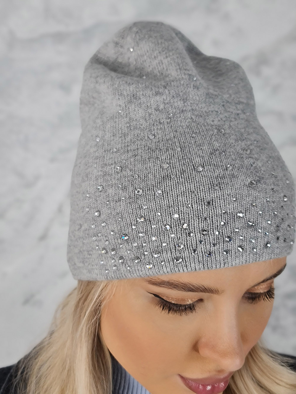 Шапка тонкая Mondana со стразами серая, фотография №2