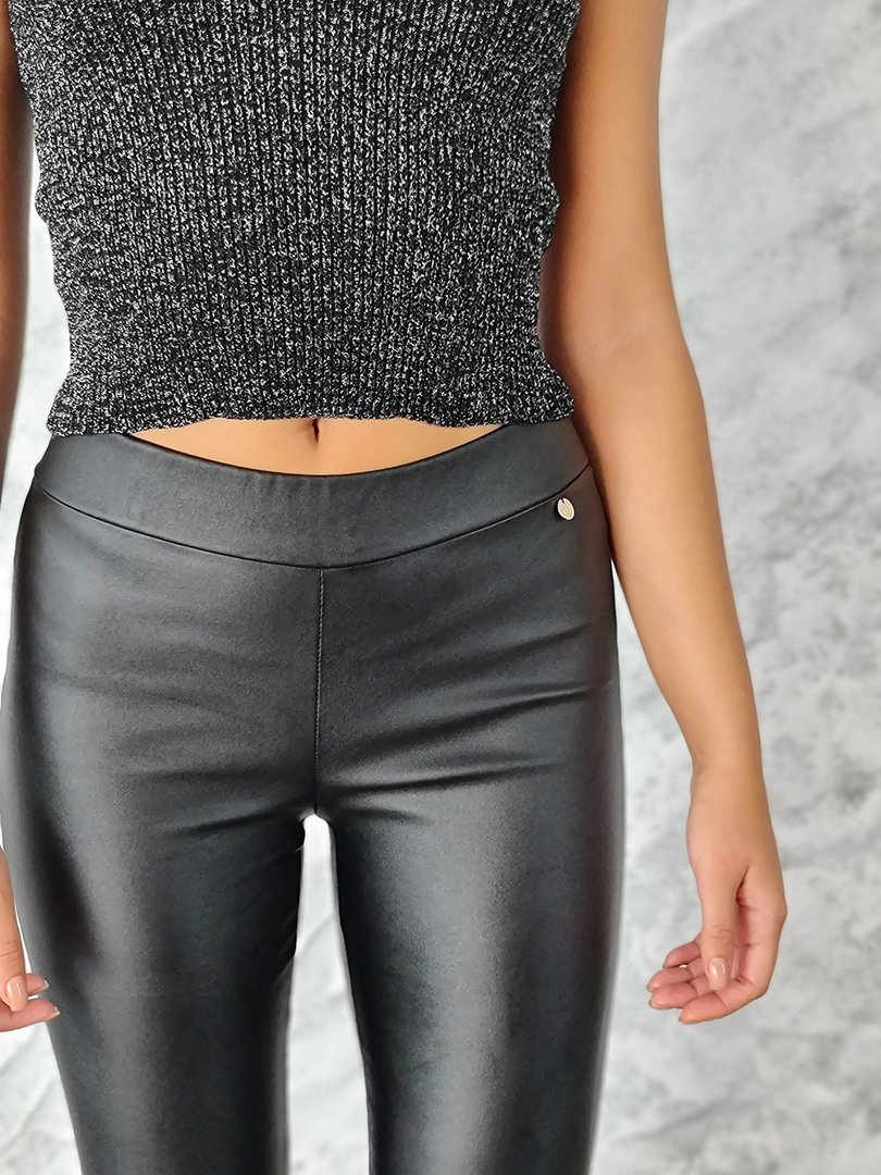 Леггинсы 3D Denim из экокожи с карманами сзади черные, фотография №3