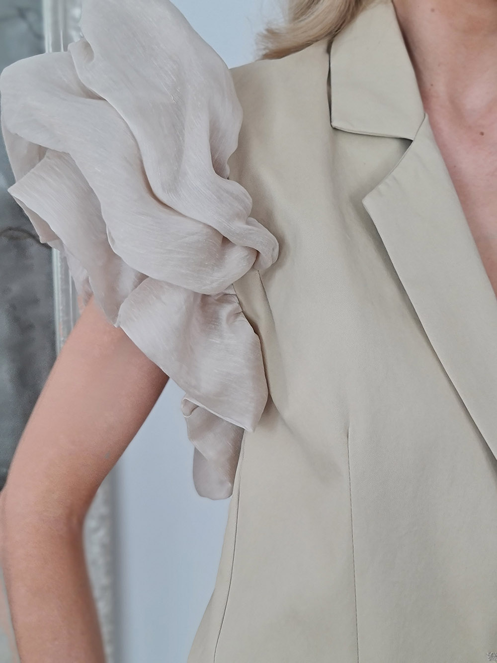 Жилет Souvenir с воланами на рукавах бежевый, фотография №4