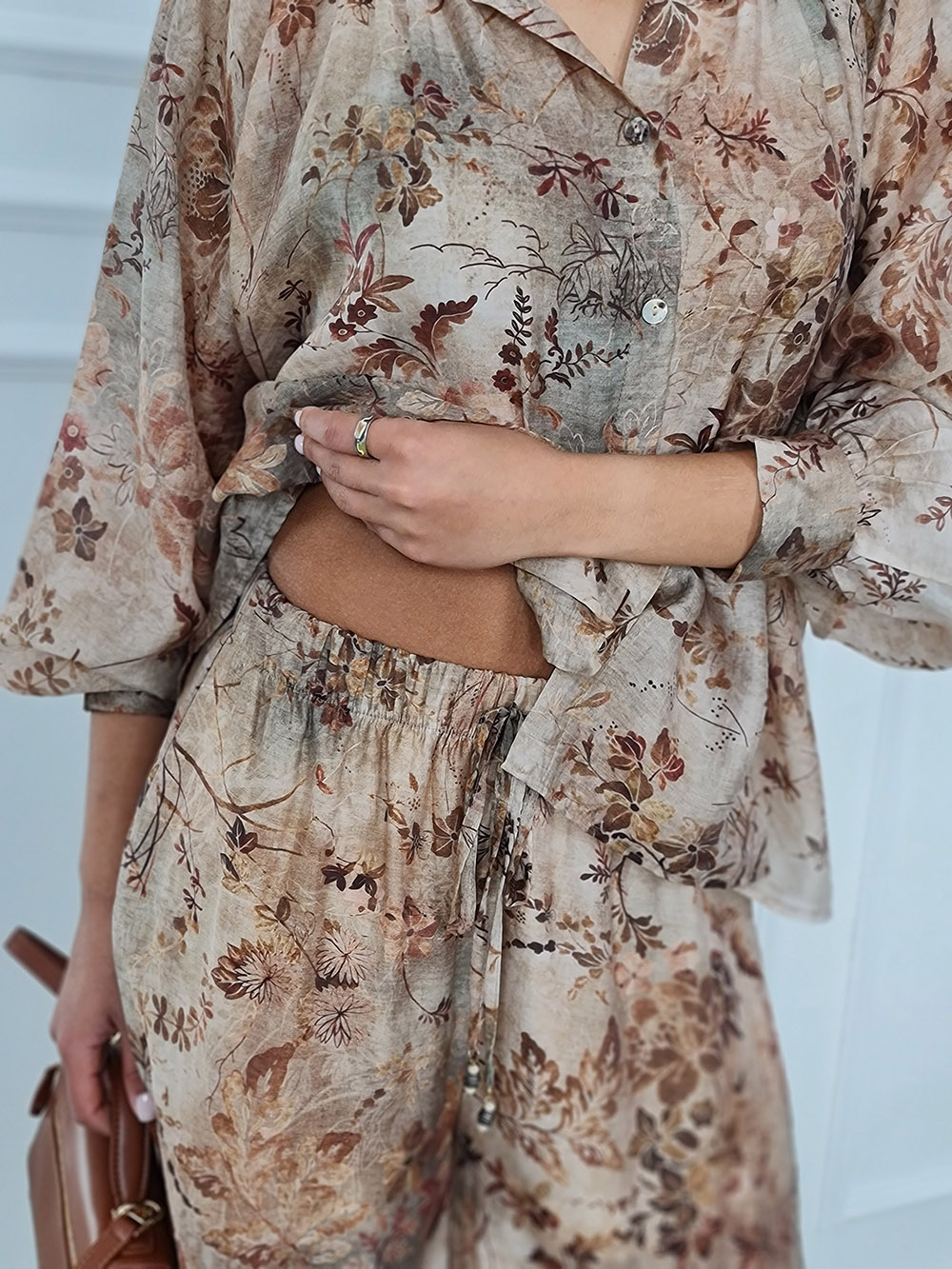 Костюм Souvenir блузка и брюки растительный принт бежевый, фотография №4