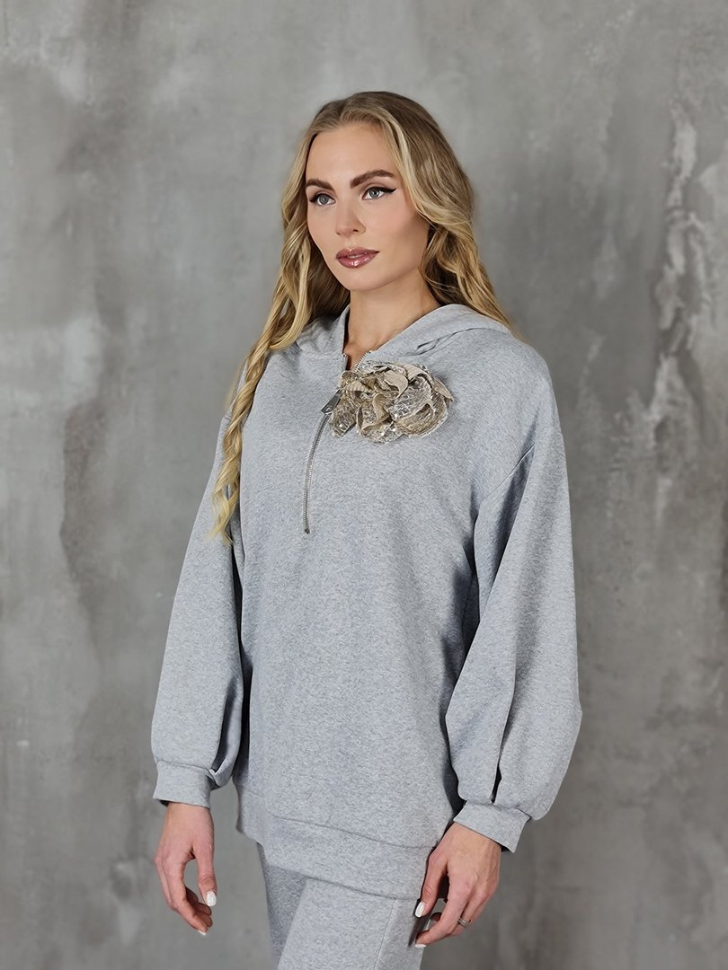 Костюм Maryley с брошью в виде цветка серый, фотография №3