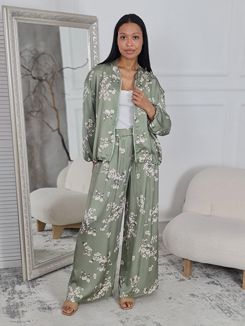 Костюм CLOTHÉ с цветочным принтом бомбер и брюки оливковый, фотография №1