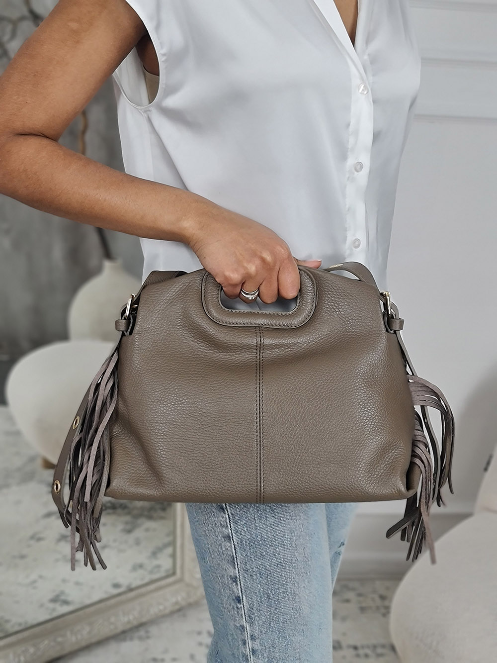 Сумка с бахромой по бокам тауп , фотография №1