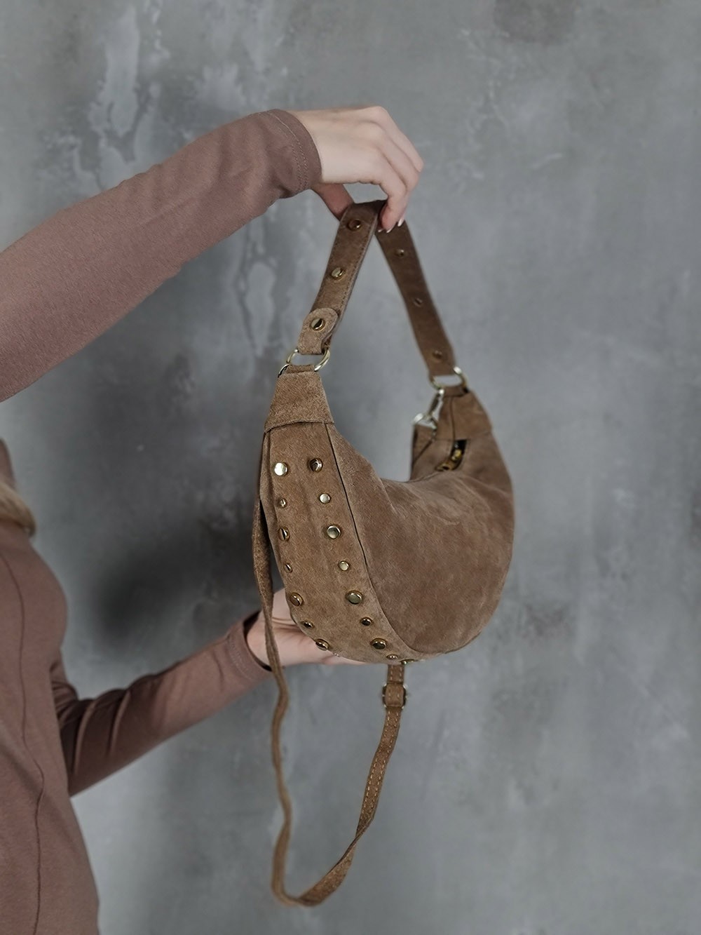 Сумка с золотыми заклепками карамель, фотография №2