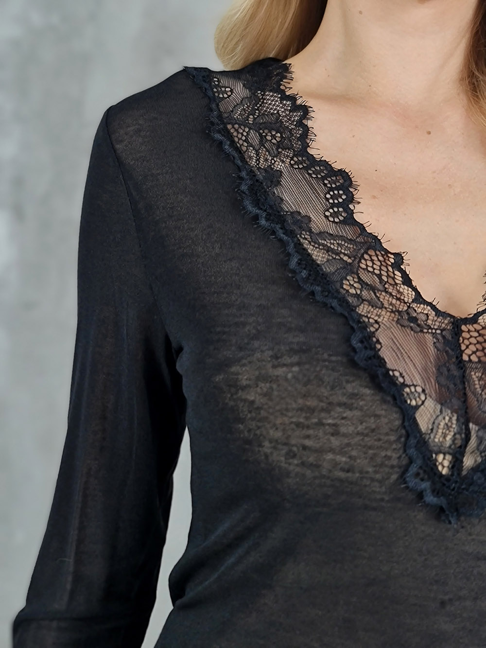 Лонгслив LUMINA с кружевом и кашемиром черный, фотография №4