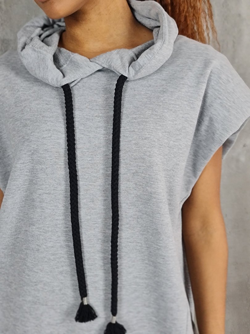 Платье Vicolo с капюшоном и завязками серое, фотография №5