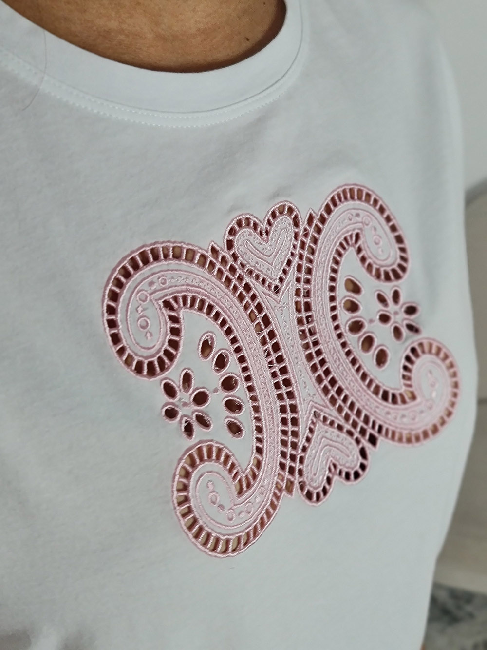 Футболка CIVICO с розовой вышивкой "СС" белая, фотография №2