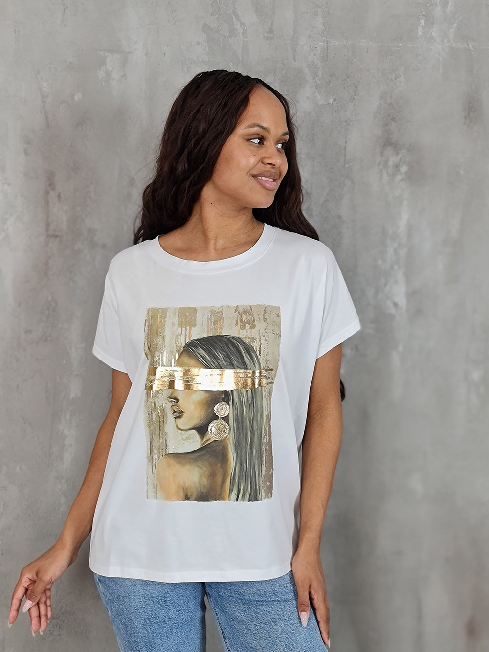 Футболка Mitica&Co. с принтом "Девушка стоит боком с серьгами замааны глаза" белая, фотография №1