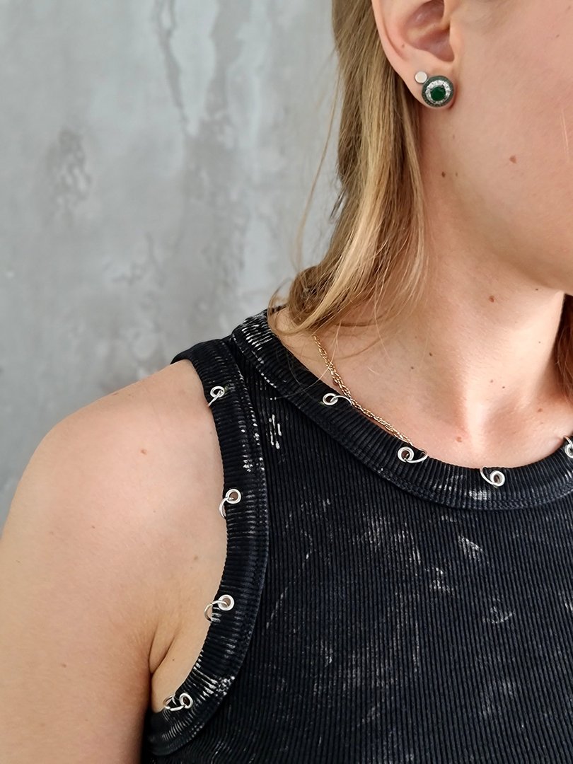 Топ Vicolo с потертостями и вшитыми колечками черный, фотография №3