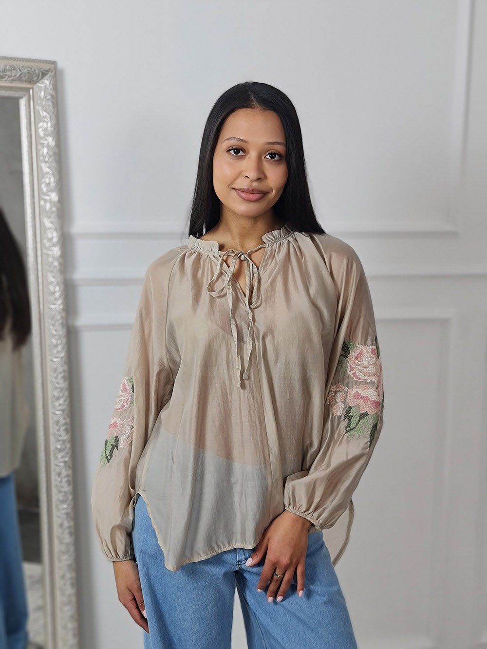Блузка MIHO'S с вышивкой на рукаве розы бежевая, фотография №1