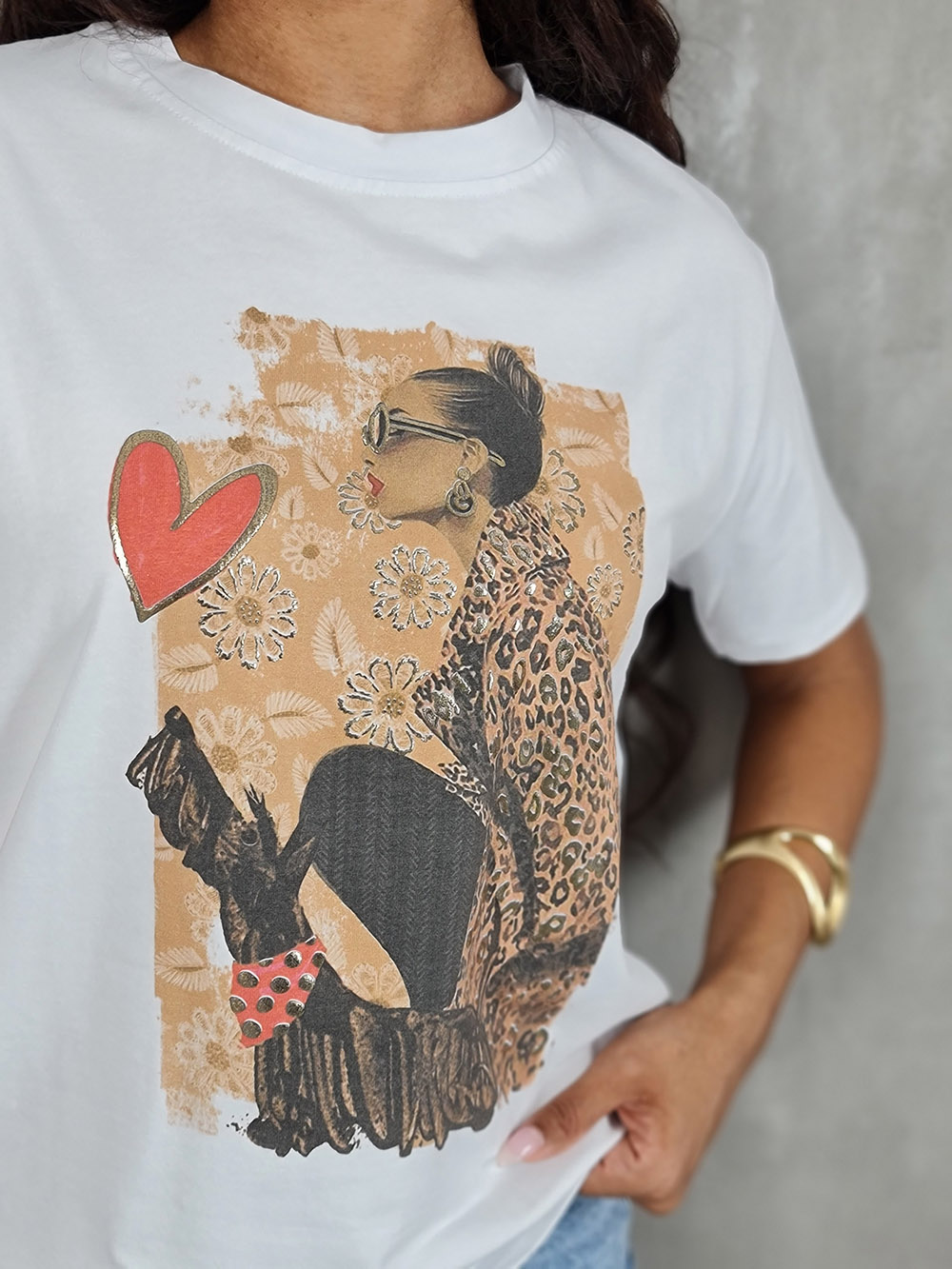 Футболка Mitica&Co. с принтом "Девушка с черной собака + красное сердце" белая , фотография №2