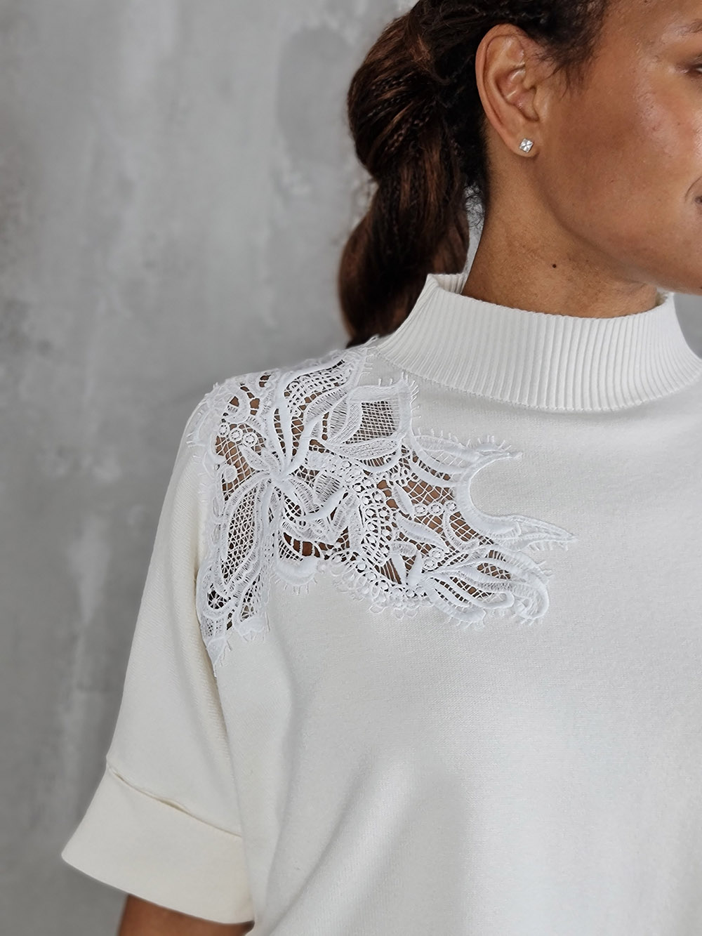 Джемпер Lara короткий рукав с вышивкой молочный, фотография №2