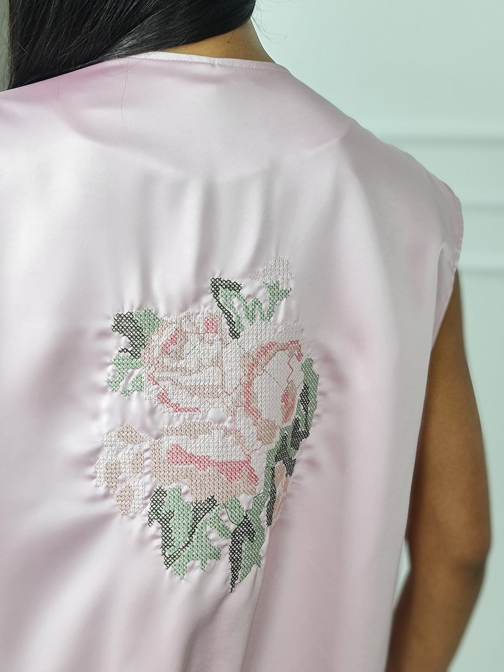 Жилетка MIHOs атласная с вышивкой розы на спине розовая , фотография №3