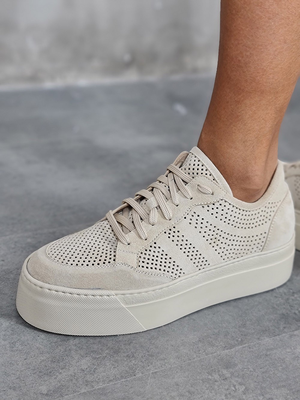 Кеды L'Estrosa с перфорацией бежевые, фотография №4