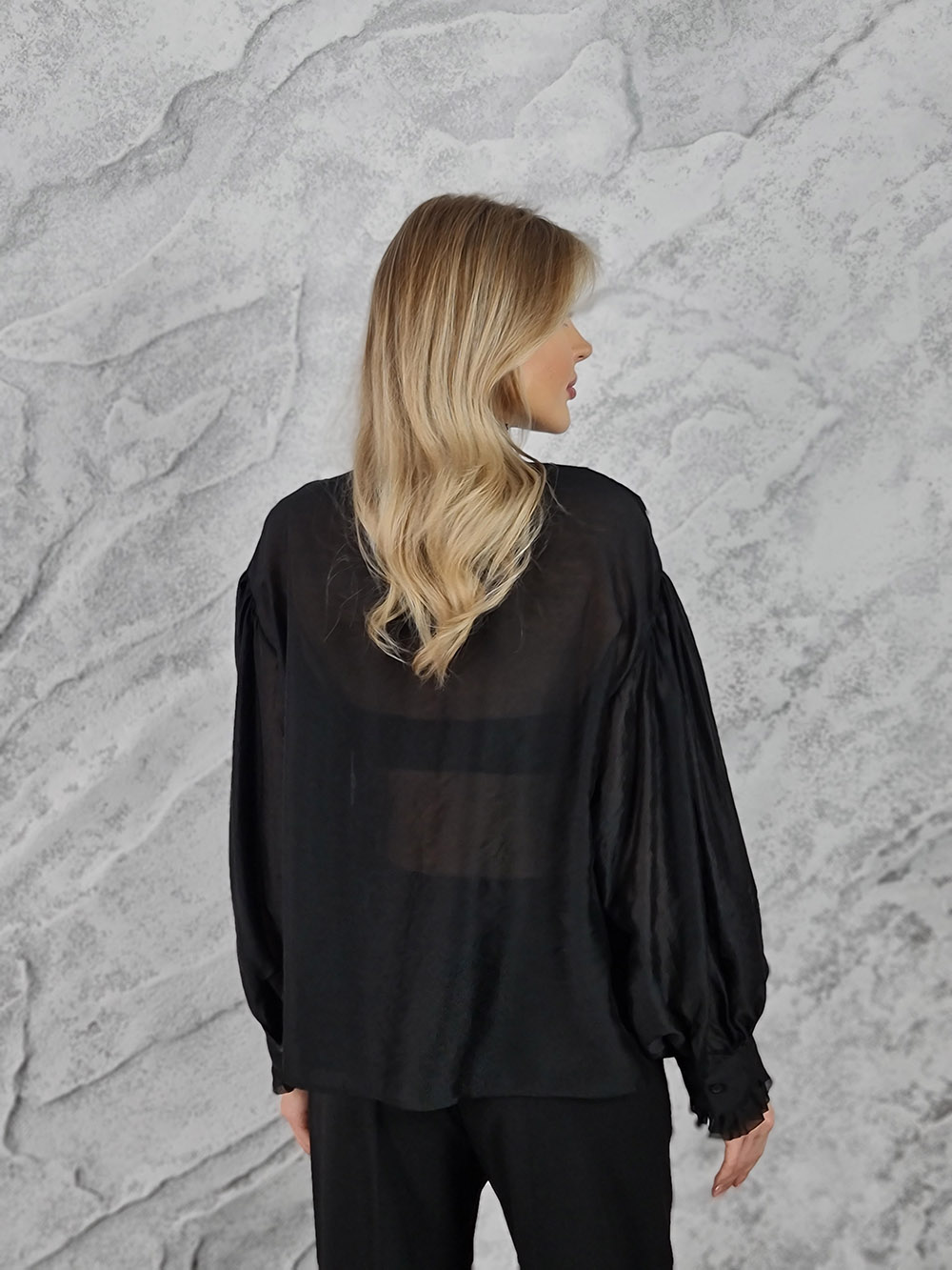 Блузка MIHO'S с рюшами и черным кружевом черная, фотография №2