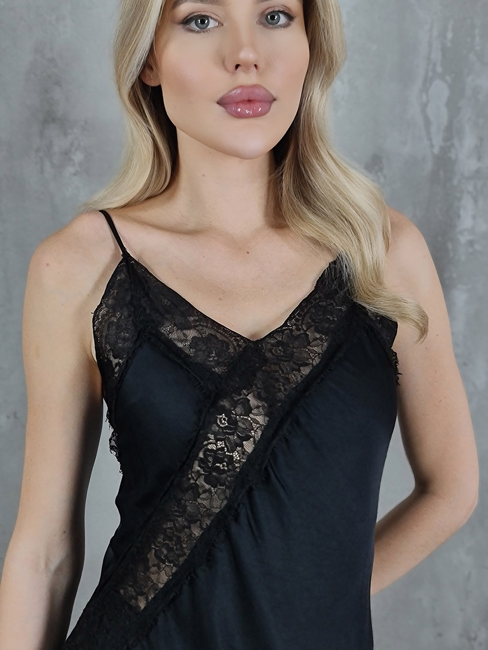Топ атласный с кружевом наискосок черный, фотография №2