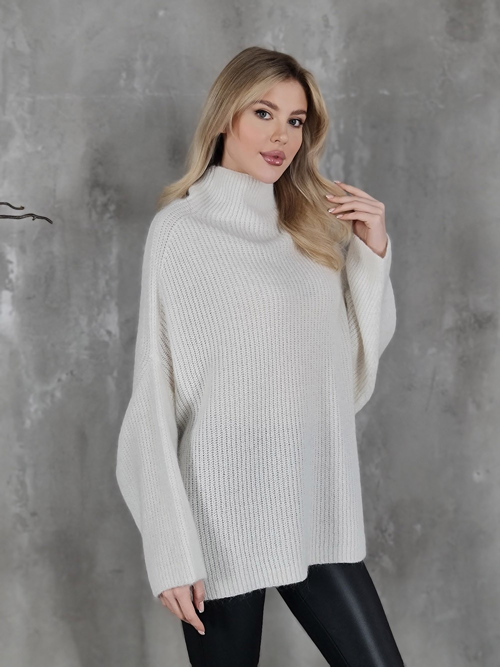 Свитер оверсайз Kontatto с воротом молочный, фотография №3
