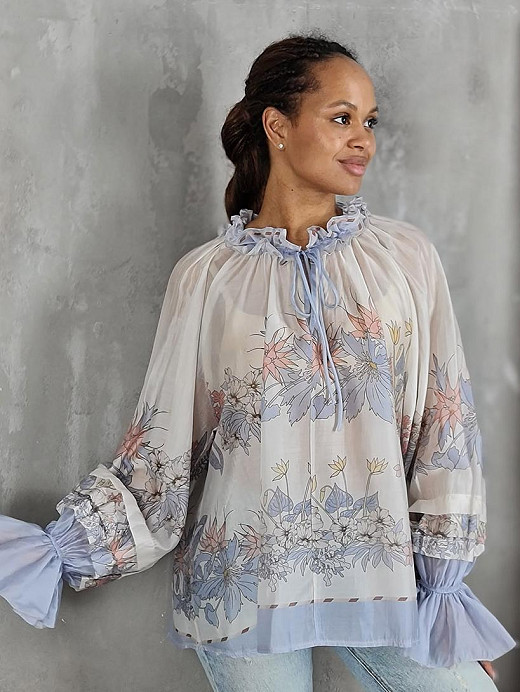 Рубашка MIHO'S воздушная с воланами на вороте с голубыми цветами молочная