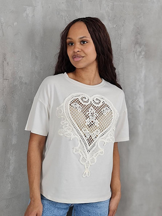 Футболка MIHO'S с вышивкой спереди кремовая 