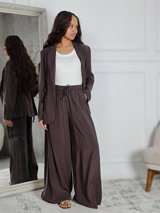 Костюм CLOTHÉ тонкий брюки и пиджак сбоку на завязках шоколад