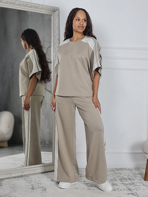 Костюм MIHO'S футболка + брюки с кружевной окантовкой песочный