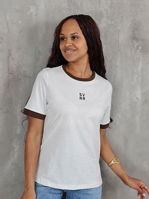 Футболка Souvenir с шоколадной окантовкой принт "SVNR" белая