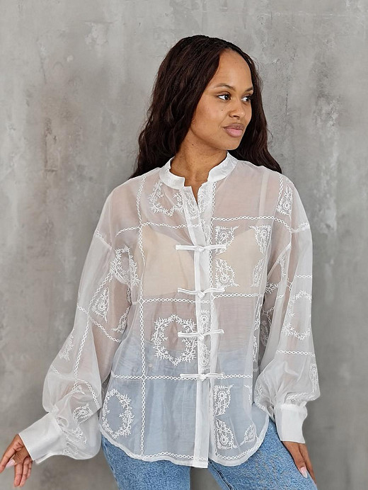 Рубашка MIHO'S прозрачная середи на завязках с вышивкой белая