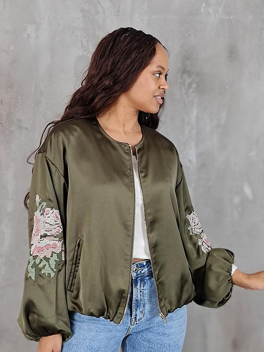 Бомбер MIHO'S атласный с вышивкой цветы на рукавах хаки