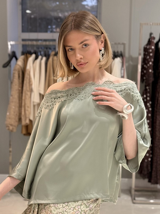 Блузка MIHO'S с кружевным верхом оливковая